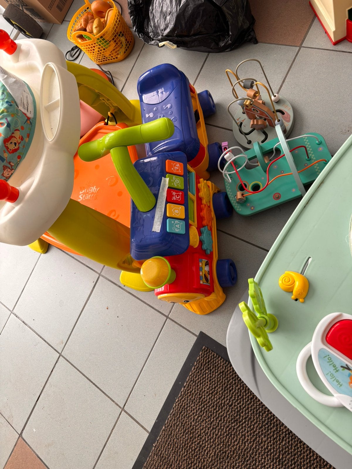 Baby zit/aktieviteits tafel en trein, Ophalen, Zo goed als nieuw