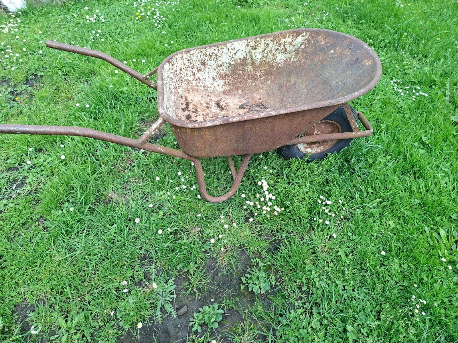 Ancienne brouette  costaud, Tuin en Terras, Kruiwagens