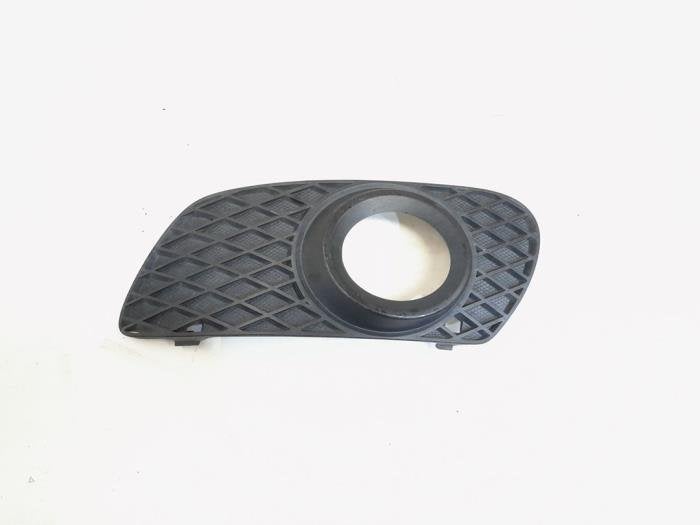Plaque de protection feu antibrouillard gauche d'un Mercedes, Autos : Pièces & Accessoires, Éclairage, Mercedes-Benz, Utilisé