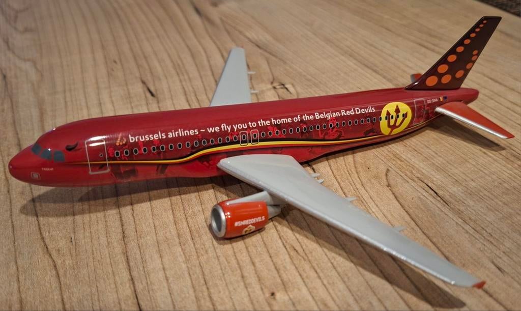 Modèle A320 Red Devils de Brussels Airlines —  1:200 — plas, Enlèvement ou Envoi