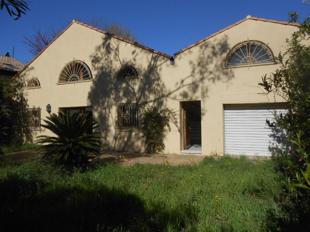 Grande batisse ancienne dans le Var, Ville, 197 m², 3 pièces, France
