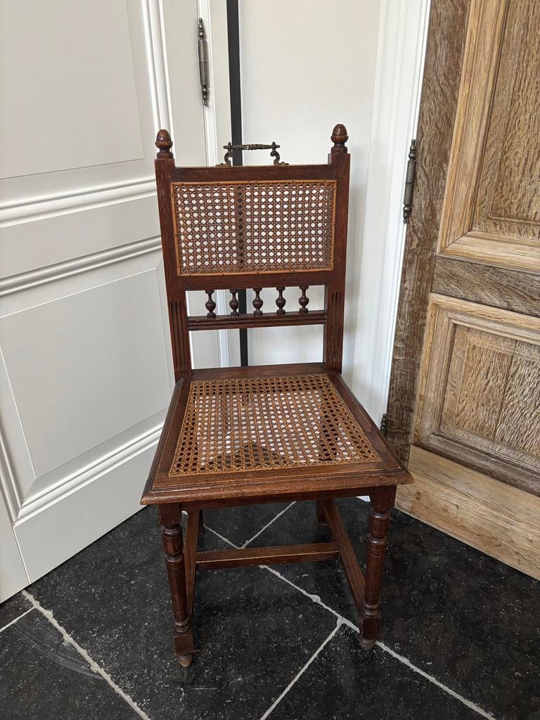 Houten stoel met rieten vlechtwerk, Ophalen
