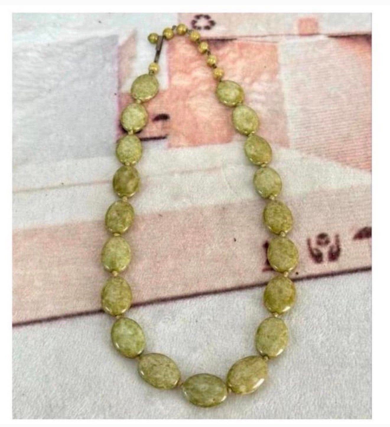 Collier de perles en verre vert en marbre écossais de 1960, Bijoux, Sacs & Beauté, Enlèvement ou Envoi, Autres matériaux, Collier