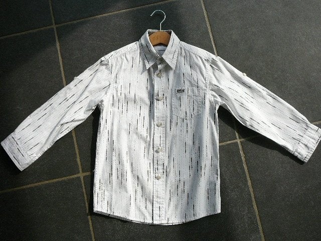 nieuw wit hemd met grijze figuren, Enfants & Bébés, Vêtements enfant | Taille 116, Enlèvement ou Envoi, Comme neuf, Garçon, Chemise ou Chemisier