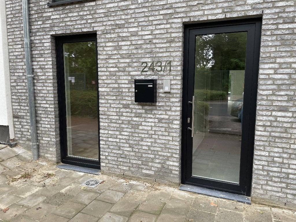 Nieuwbouwappartement gelijkvloers 1 slaapkamer te Genk, 50 m² of meer, Genk
