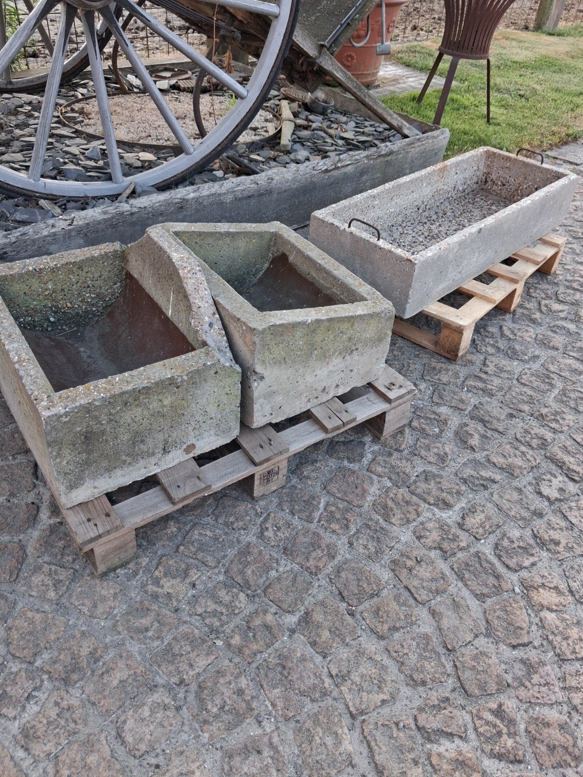 3 betonnen voederbakken
