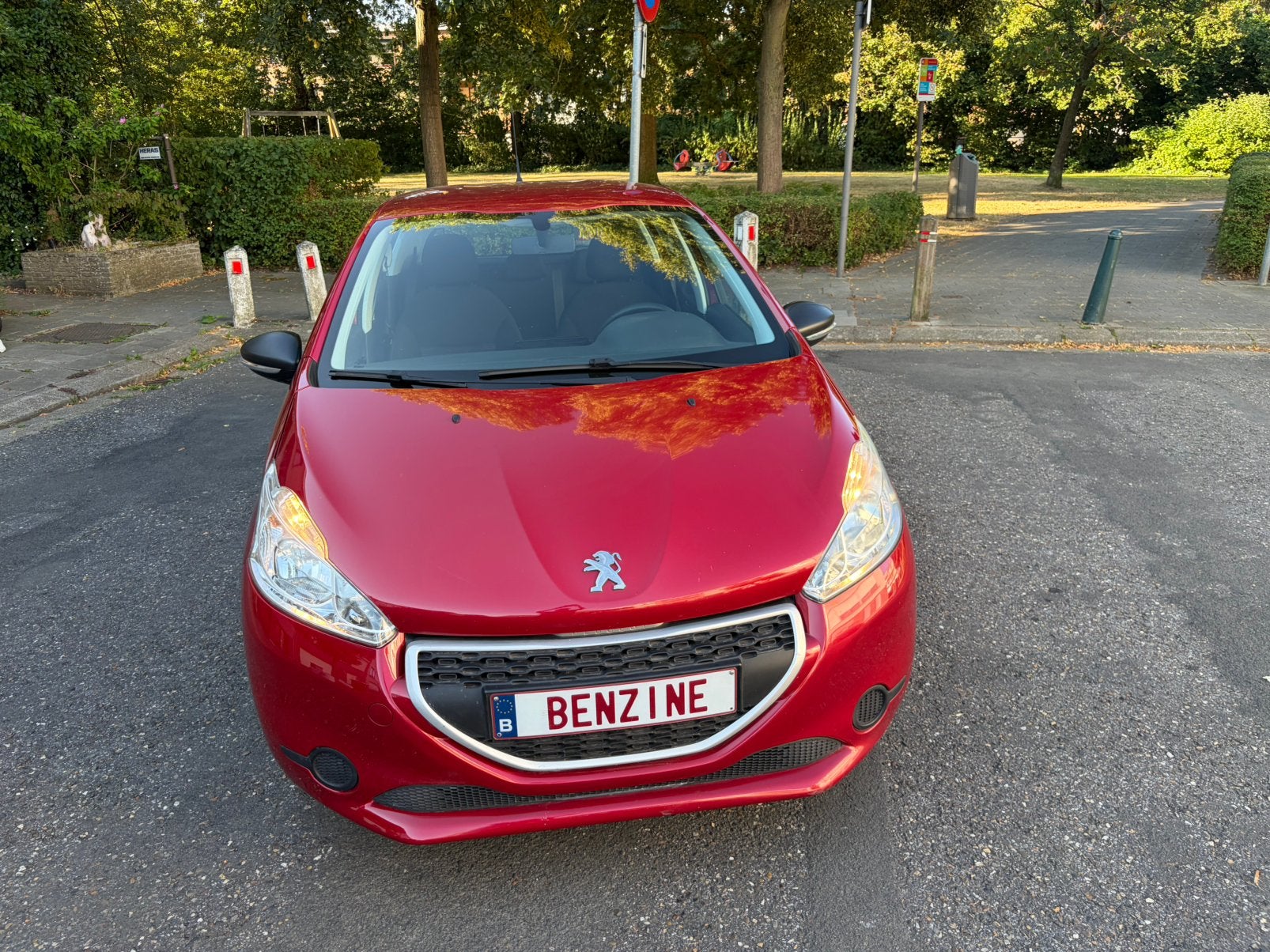 Peugeot 208 1.0 benz 63000km 2015 garantie!, Auto's, Voorwielaandrijving, Stof, 50 kW, Zwart