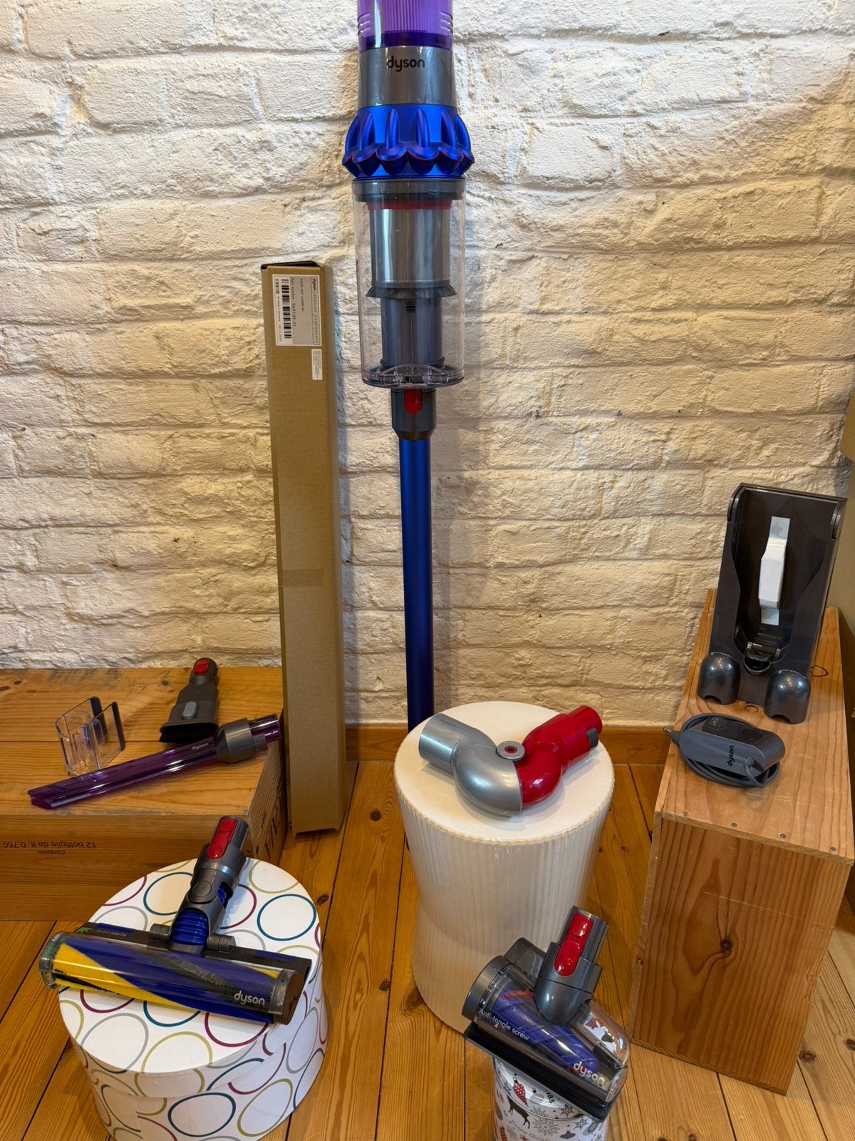 Dyson V15 Fluffy en parfait état proche du neuf et accessoir, Electroménager, Enlèvement ou Envoi, Réservoir, Aspirateur balai