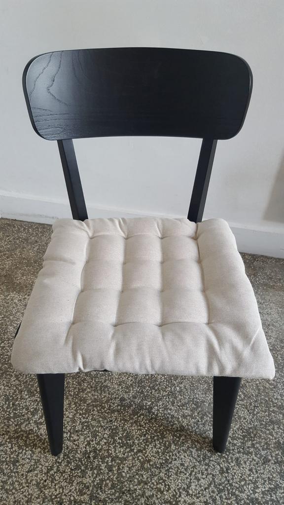 Chaise noire en bois avec coussin beige, Enlèvement