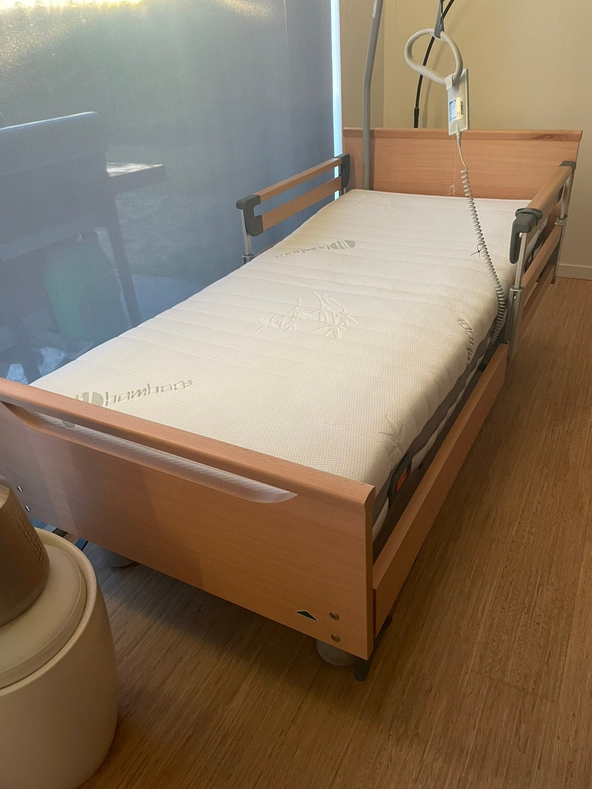 Elektrisch hoog-laagbed LINAK + matras – bijna nieuwstaat, Ophalen, Zo goed als nieuw, Verstelbaar