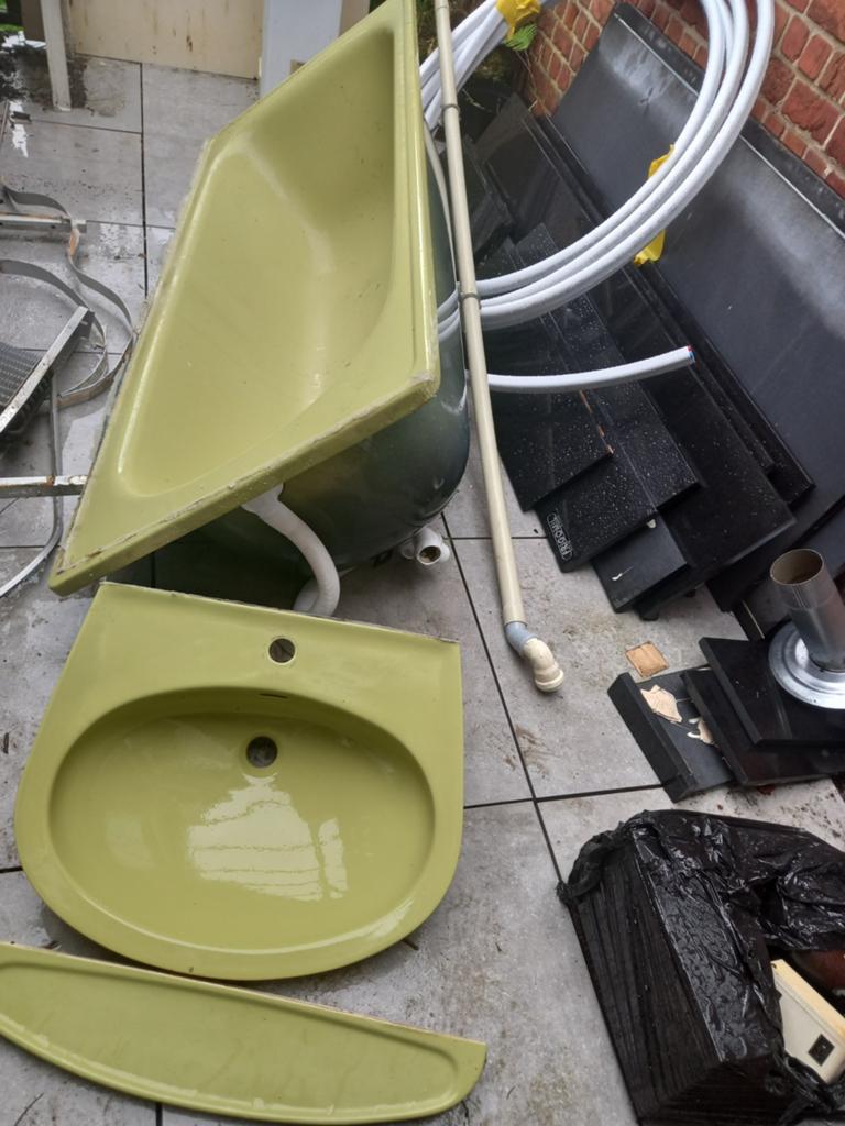 metalen bad + aardewerken wasbak + tablet