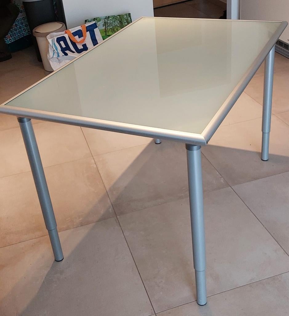 IKEA tafel, in ondoorzichtig glas, aluminium contour, in hoo, Ophalen, Glas