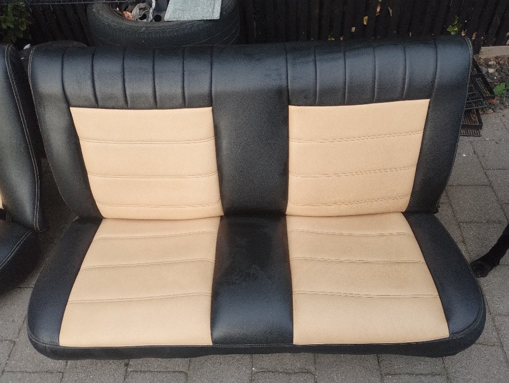 Bank stel Interieur oldtimer pickup USA Oldsmobile omega, foto 3