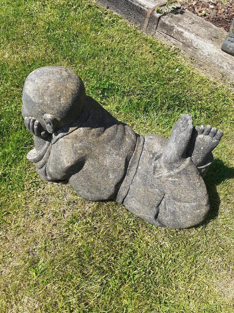Moine Shaolin couché et pensif en pierre patinée., Enlèvement, Utilisé, Autres matériaux, Bouddha