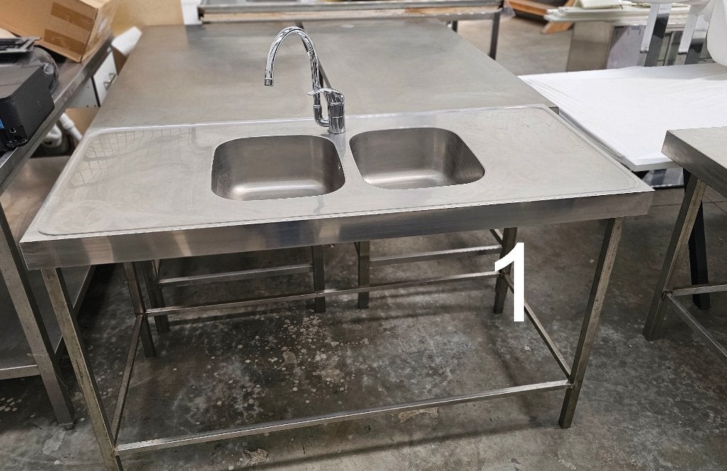 Horeca Inox tafels 200 en 150 cm en dubbele wasbak tafel, Articles professionnels, Horeca | Mobilier & Aménagement, Mobilier, Enlèvement