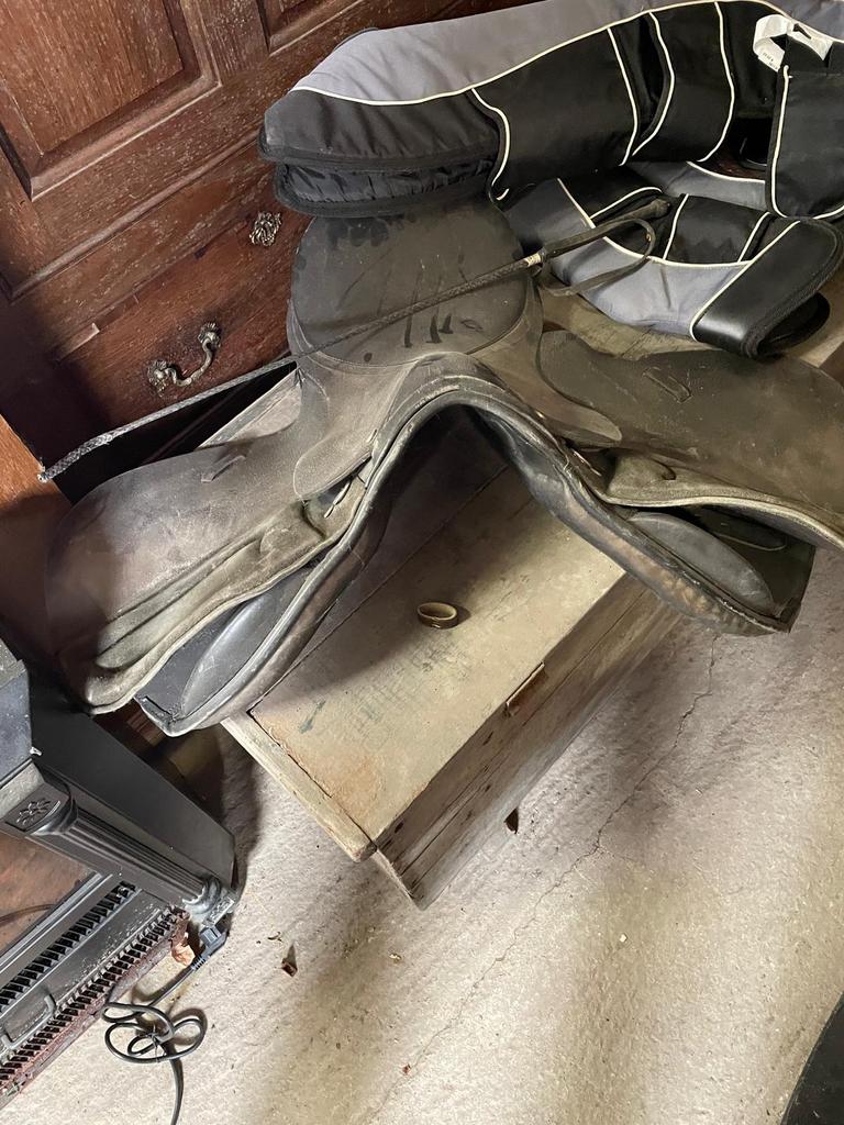 Paardenzadel met beenstukken compleet € 75, Dieren en Toebehoren, Paarden en Pony's | Zadels, Gebruikt, Ophalen