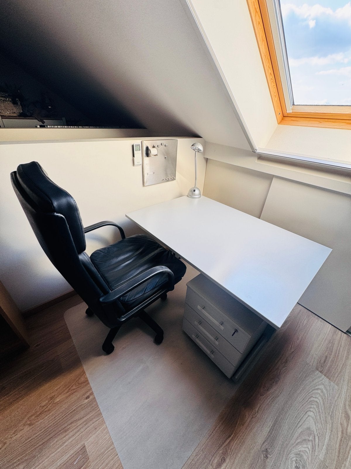 Bureau met stoel, bureaulade, houten kastje en bureau lamp, Ophalen