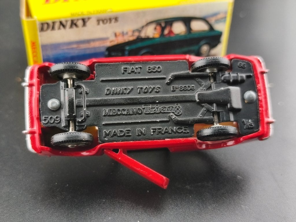 ② DINKY TOYS FIAT 850 REF 509 (m2413150292) — Voitures miniatures