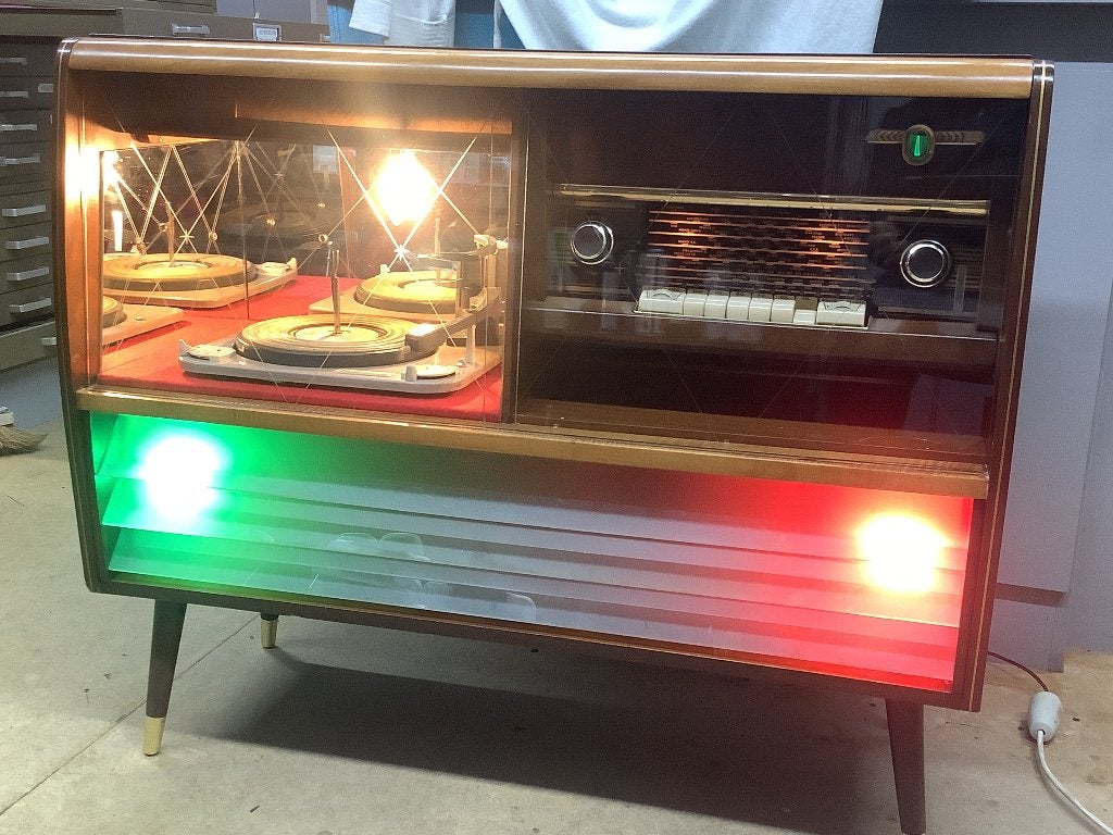 Radio meubel gezocht, Ophalen