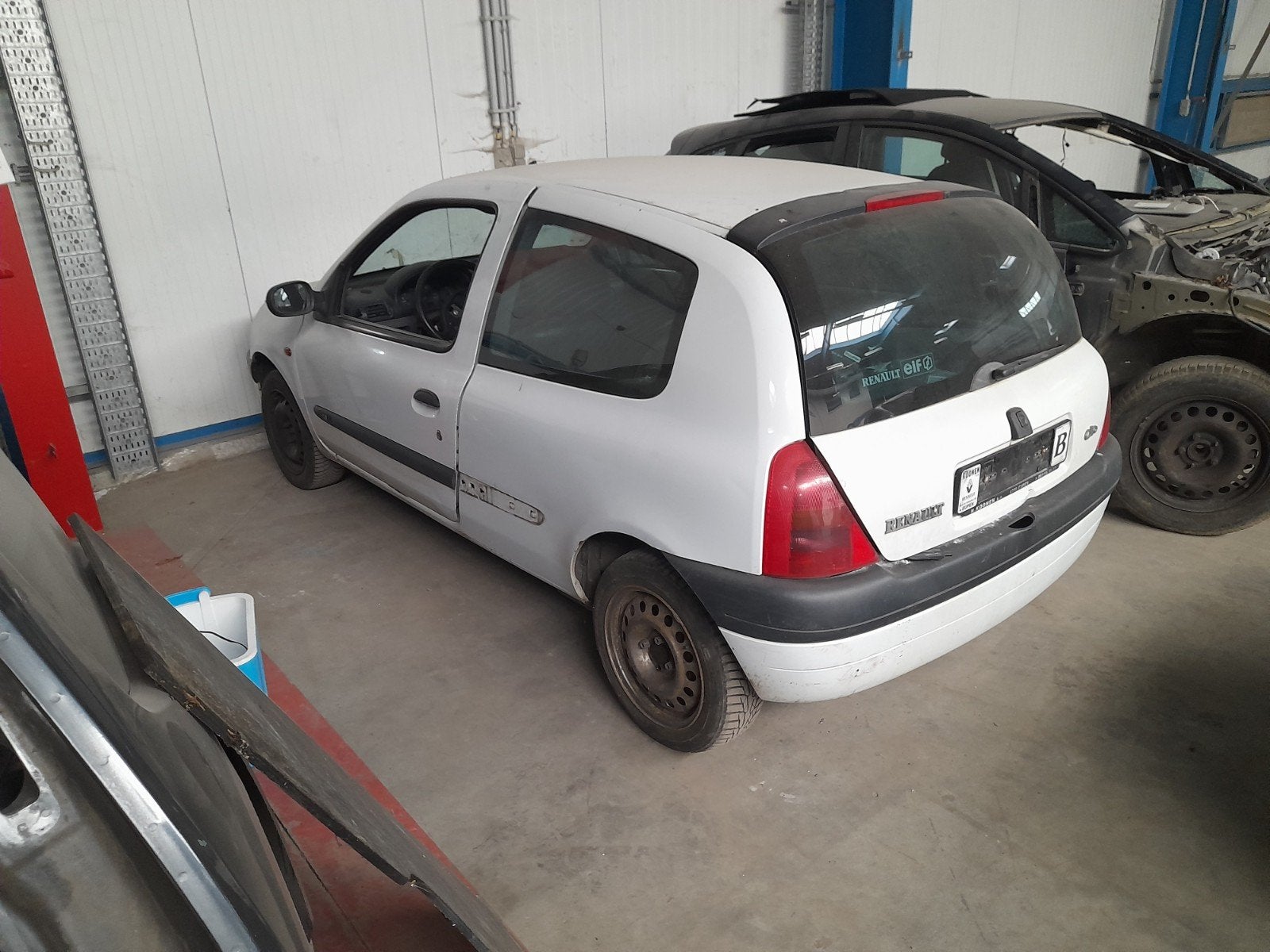 Onderdelen RENAULT CLIO 2 fase 2 1200 benzine//5060 AUVELAIS, Ophalen, Gebruikt, Renault, Bumper