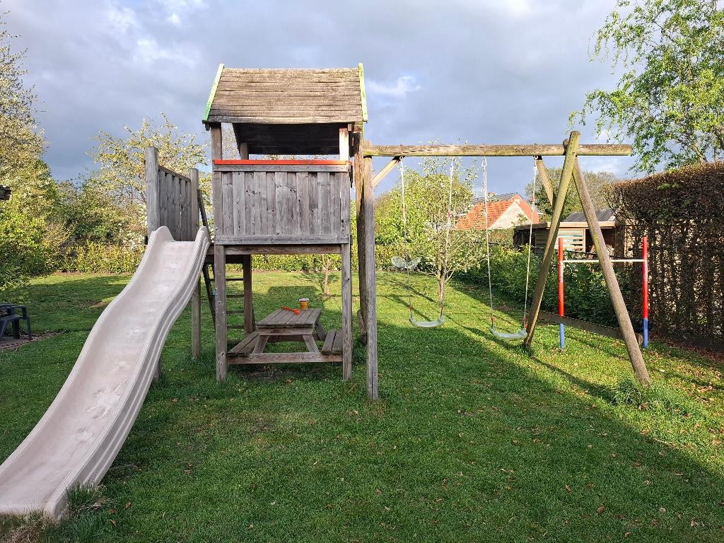 Speelhuis met gljjbaan, schommels en picknicktafel, Enfants & Bébés, Jouets | Extérieur | Aires de jeux, Enlèvement, Balançoire