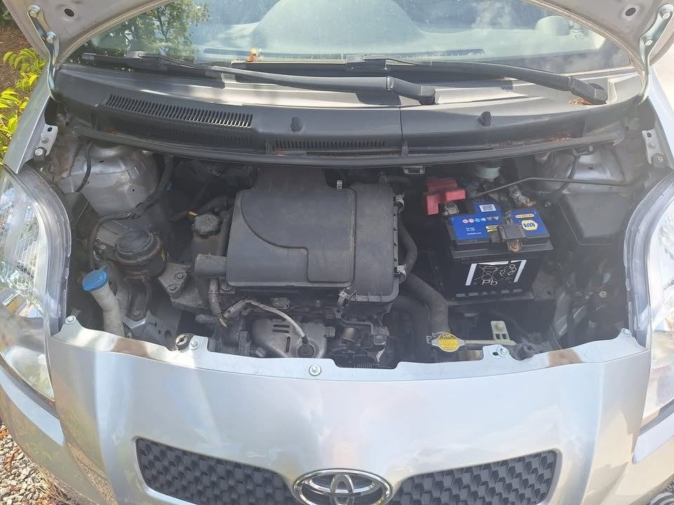 Toyota Yaris 96.110 km, Autos, Toyota, Argent ou Gris, Achat, Boîte manuelle, Noir