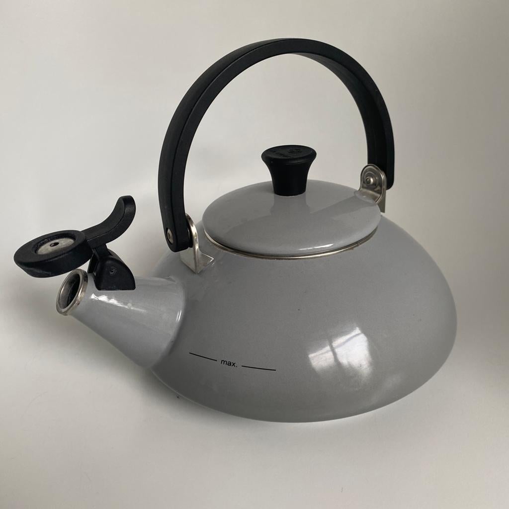 Bouilloire sifflante Zen émaillée grise Le Creuset, Elektronische apparatuur, Waterkokers, 1 tot 2 liter, Ophalen, Zo goed als nieuw