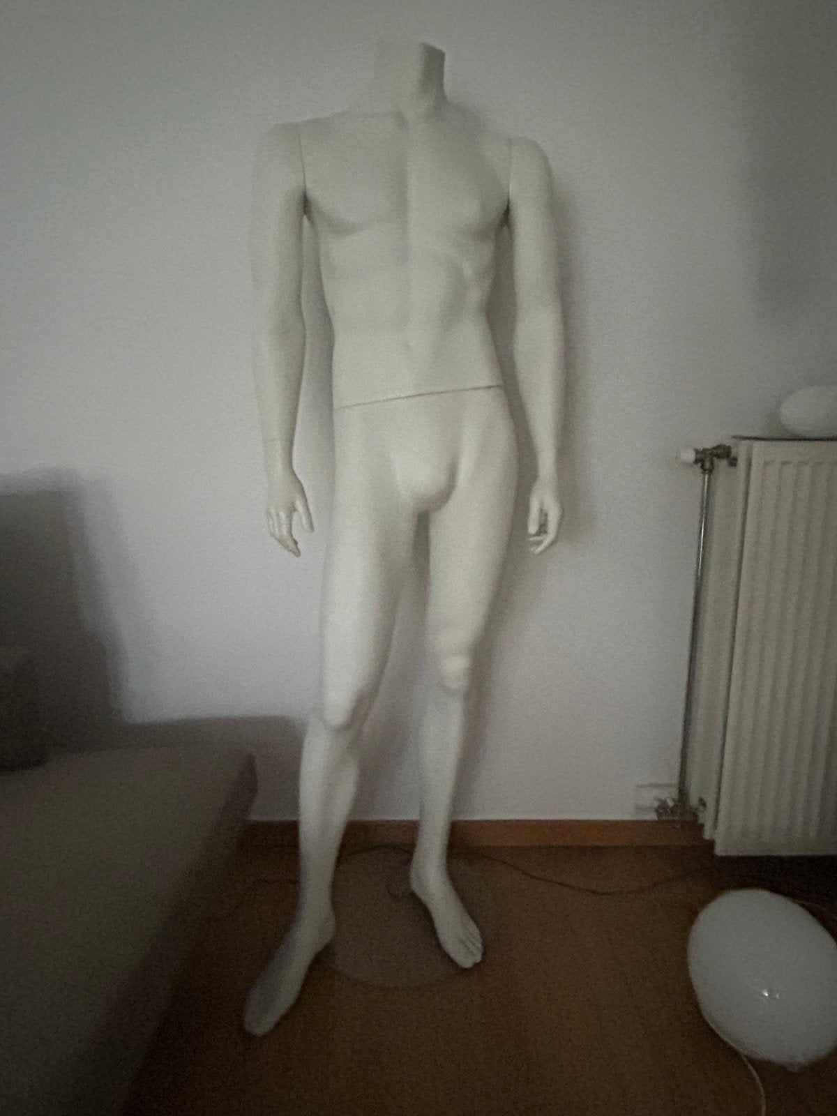Mannequin homme sur pied (disque rond en verre) H1m70, Hobby & Loisirs créatifs, Enlèvement, Comme neuf