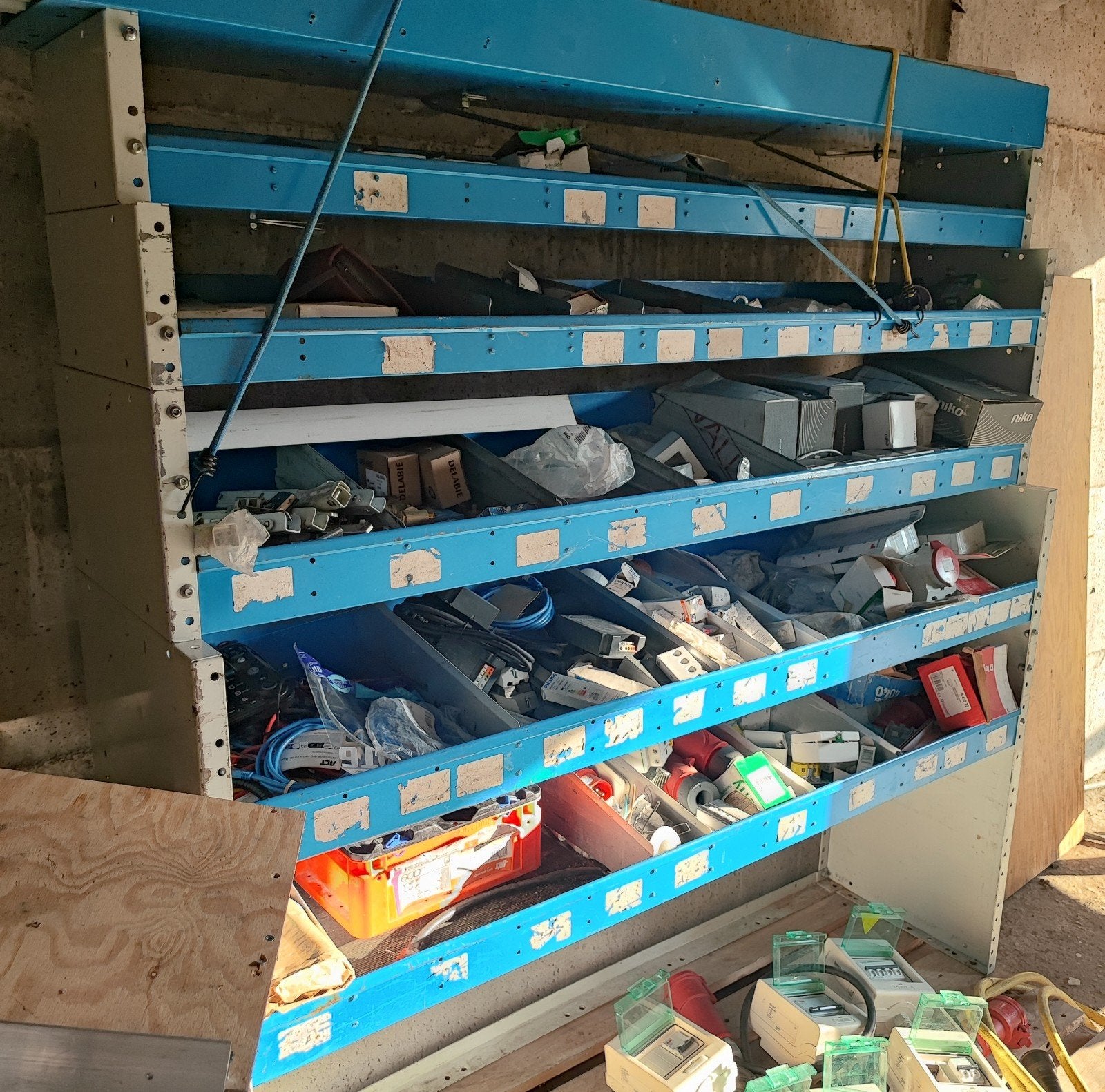 elektrisch materiaal, Ophalen