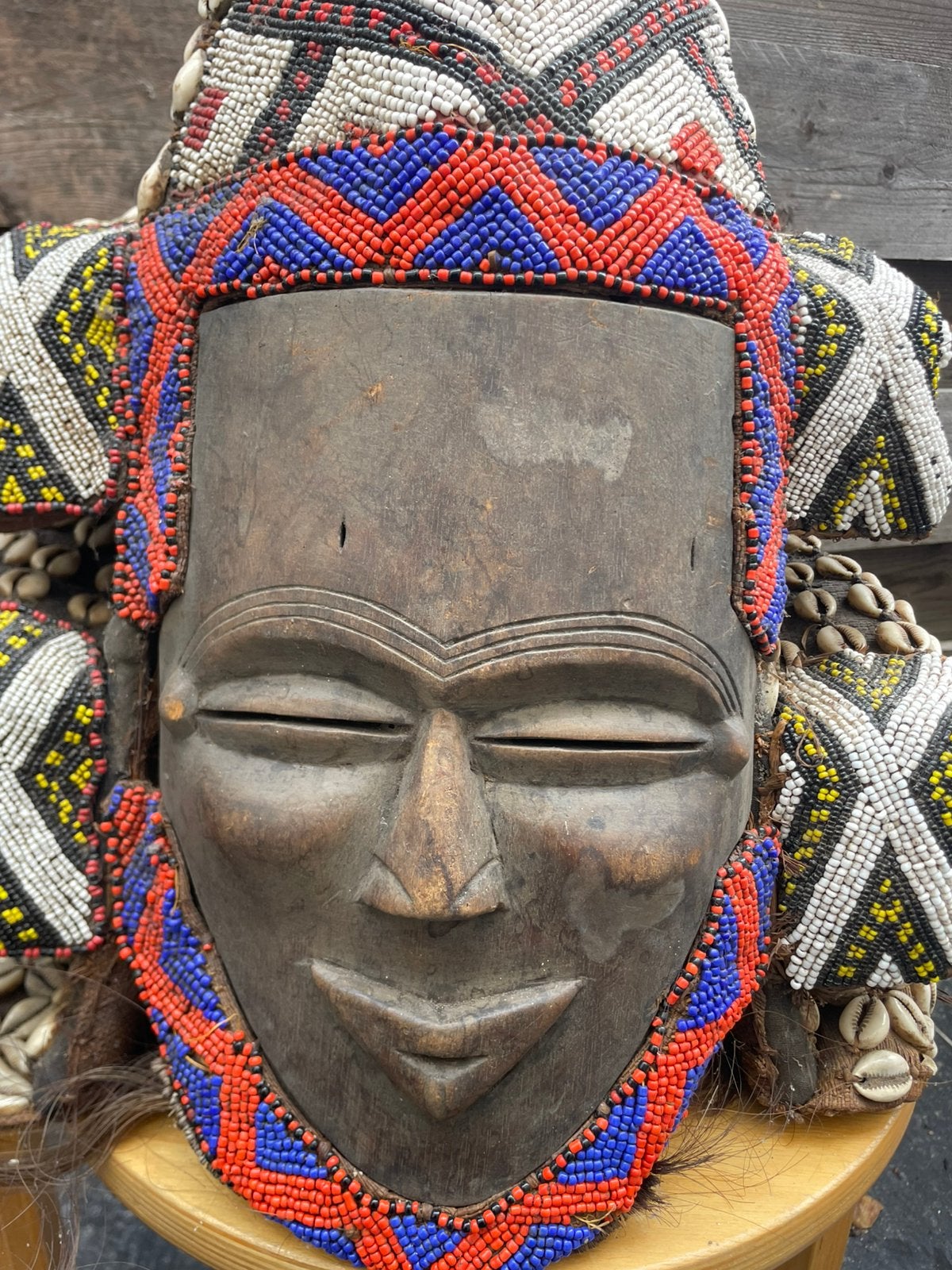 Masque de cérémonie africain - fait main et richement décoré, Antiquités & Art, Fait main, Afrique, Enlèvement ou Envoi, 65 cm