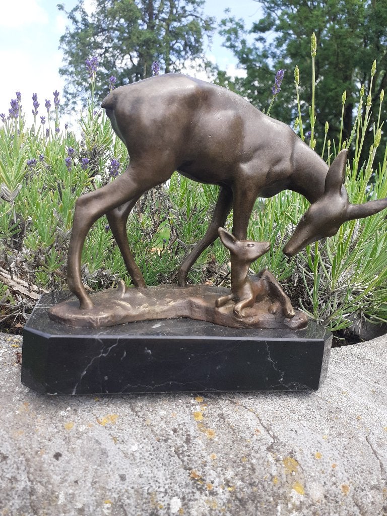 Superbe bronze animalier signé(la biche et son faon), Antiquités & Art, Enlèvement ou Envoi, Bronze