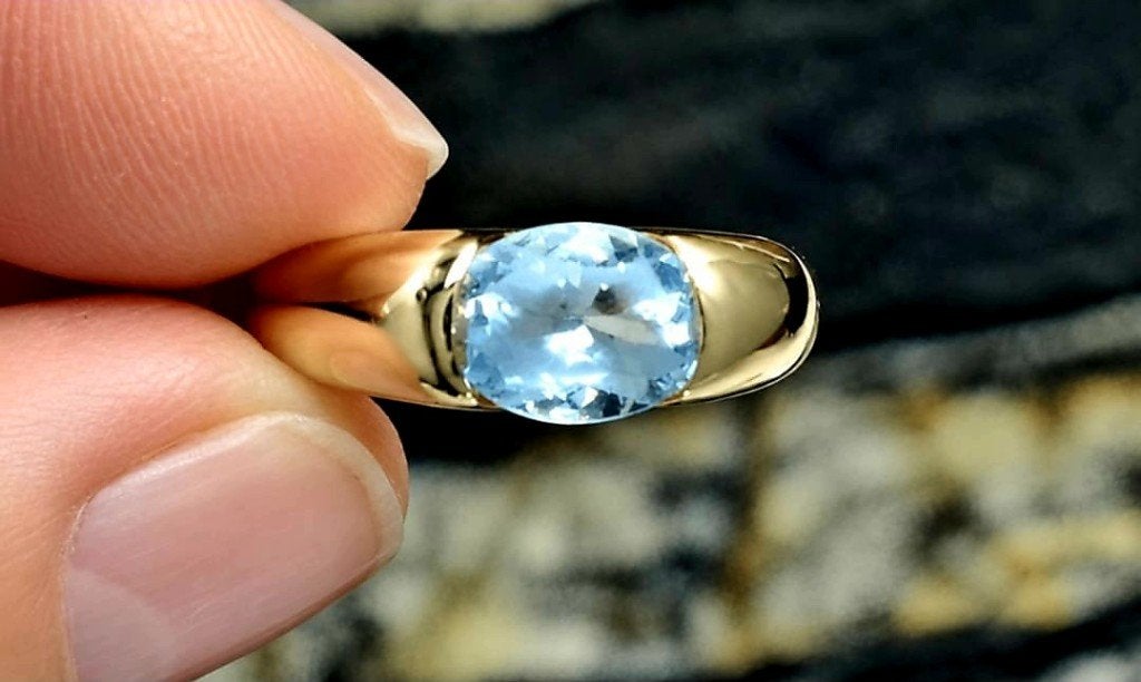 BAGUE EN OR 18 CARATS POINÇONNÉE AVEC TOPAZE BLEUE CIEL, Bijoux, Sacs & Beauté, Bagues, Neuf, Enlèvement ou Envoi, Or, Or