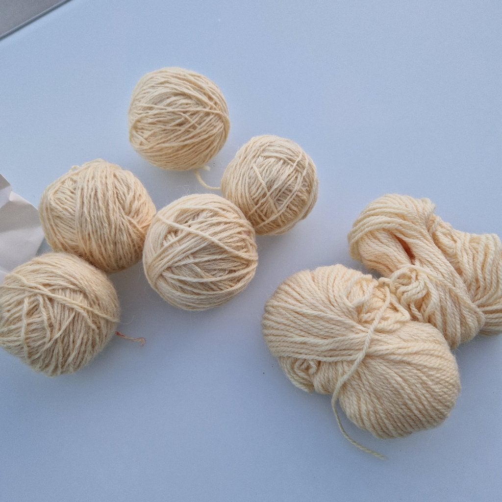 zachtgele wol , nooit gedragen of gewassen  425 g, Hobby & Loisirs créatifs, Enlèvement ou Envoi
