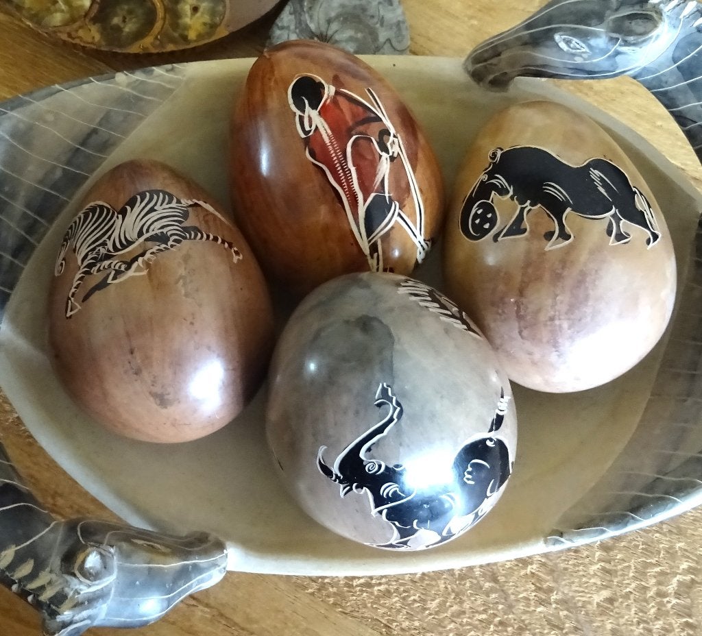 Kenia, Kisii 4 soapstone eggs prachtig met de hand versierd, Antiquités & Art, Art | Art non-occidental, Afrique, Pierre/céramique
