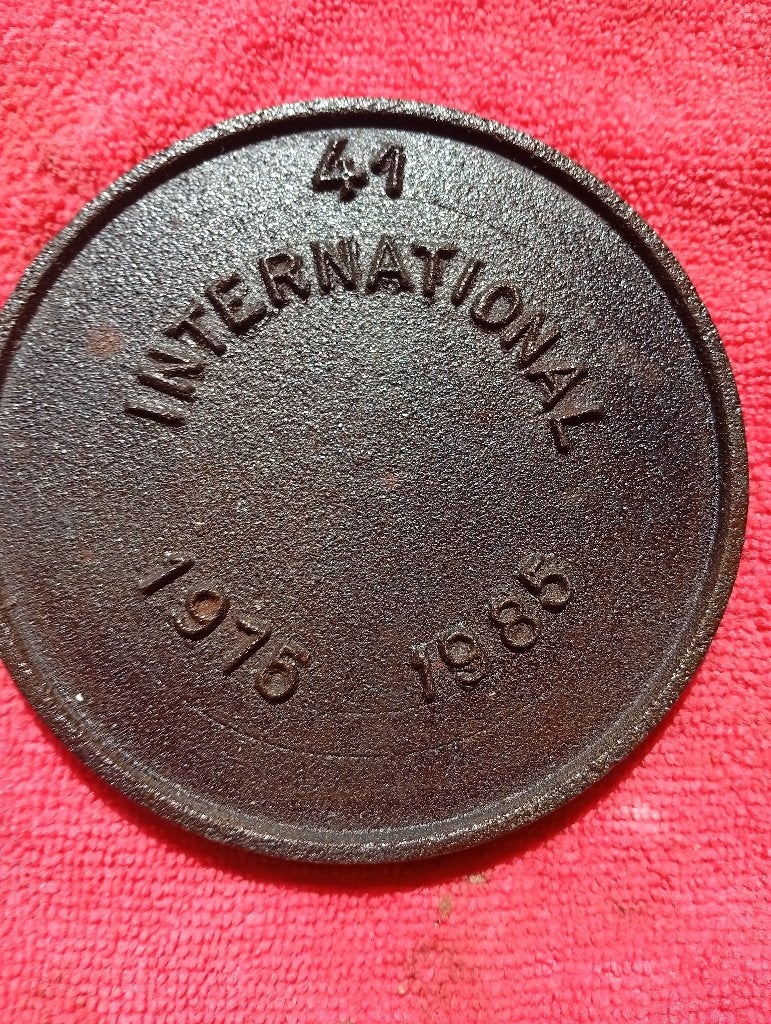 Ancienne Plaque Commémorative Fonte "International 1975-1985, Enlèvement ou Envoi