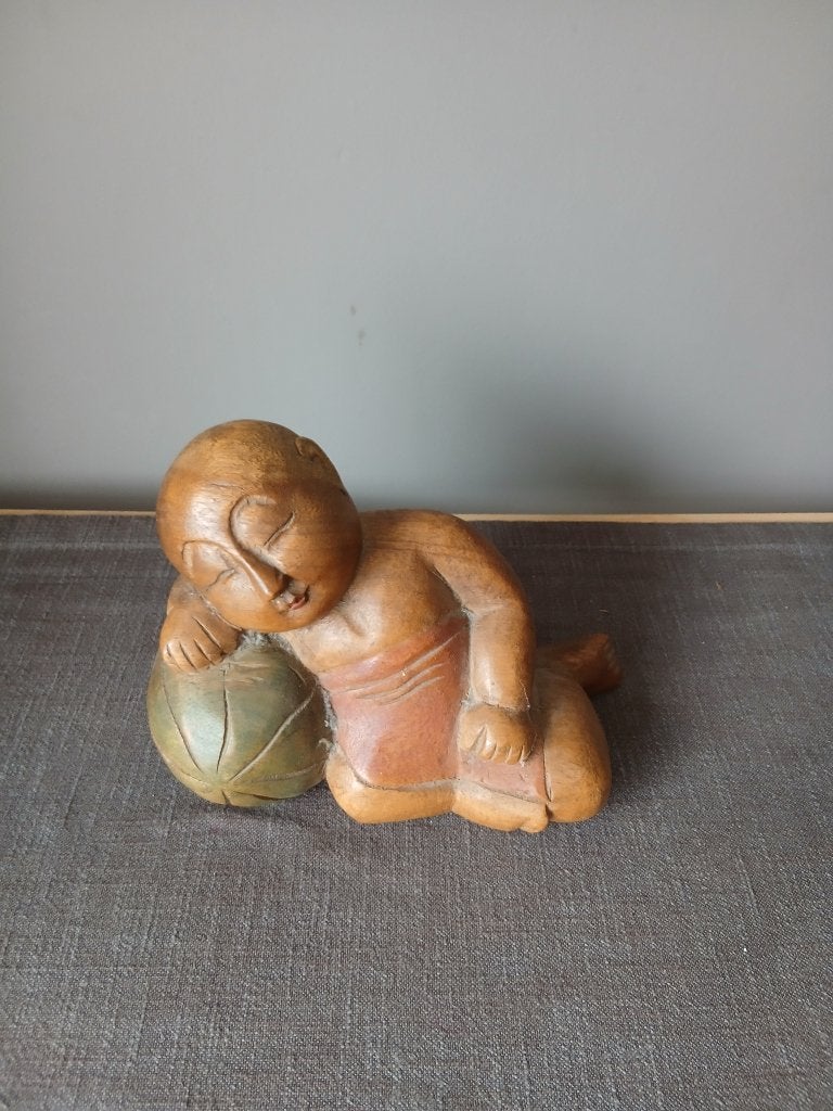 Aziatisch beeldje van een monnik op een watermeloen, Antiek en Kunst, Ophalen, Houtsnijwerk, 20 - 50 cm, Hout