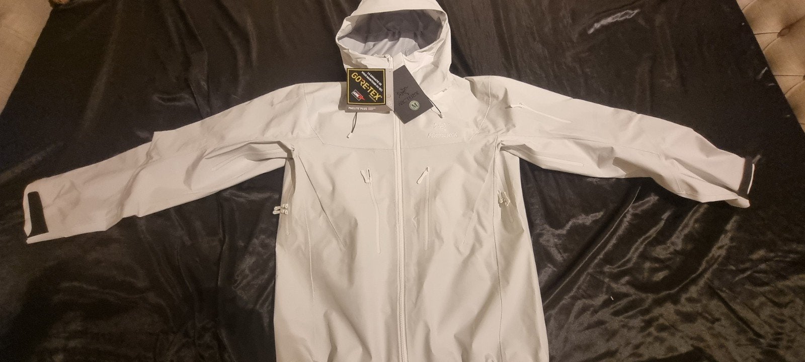 Veste Arc'teryx blanche, Caravanes & Camping, Vêtements de pluie, Enlèvement ou Envoi, Neuf, Imperméable