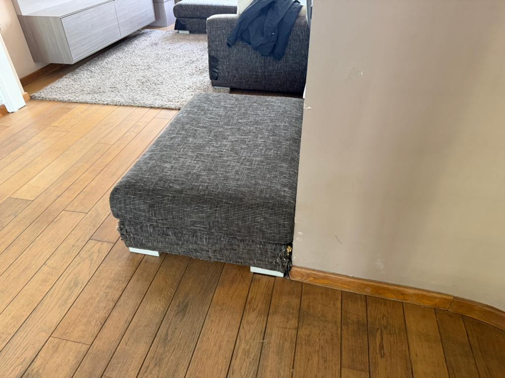 Gratis sofa met poef, enkele beschadigingen, Huis en Inrichting, Stoffering | Vloerbedekking, Ophalen, Gebruikt, Bruin, Overige typen