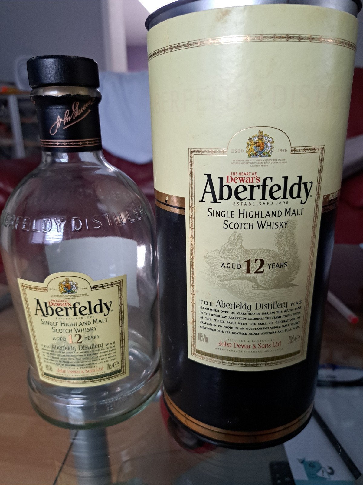 lege fles en gratis aberfeldy-doos, Ophalen