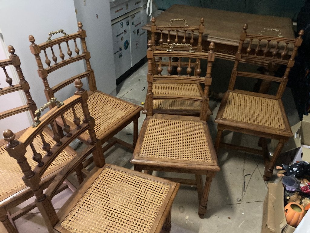 Table et 6 chaises tête de lion, Enlèvement