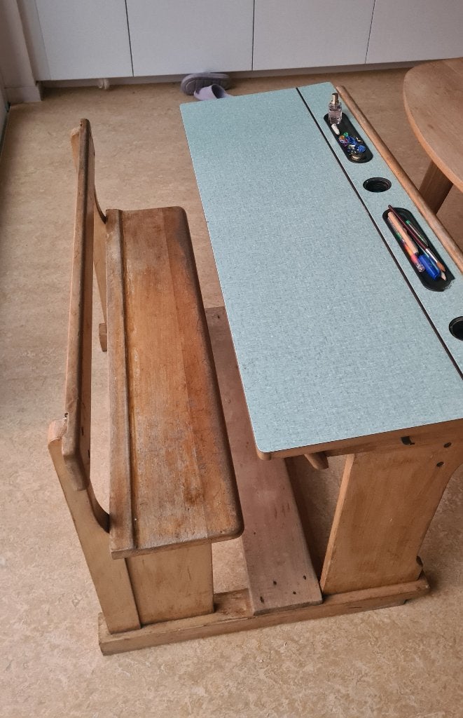 houten schoolbankje, Enlèvement