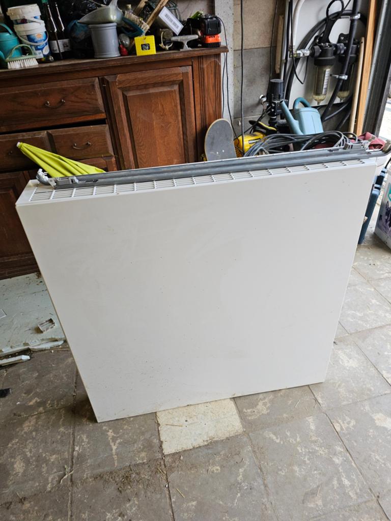 Radiator Henrad Everest Plan 8 met vlakke plaat 900x900x33, Doe-het-zelf en Bouw, Ophalen, Radiator