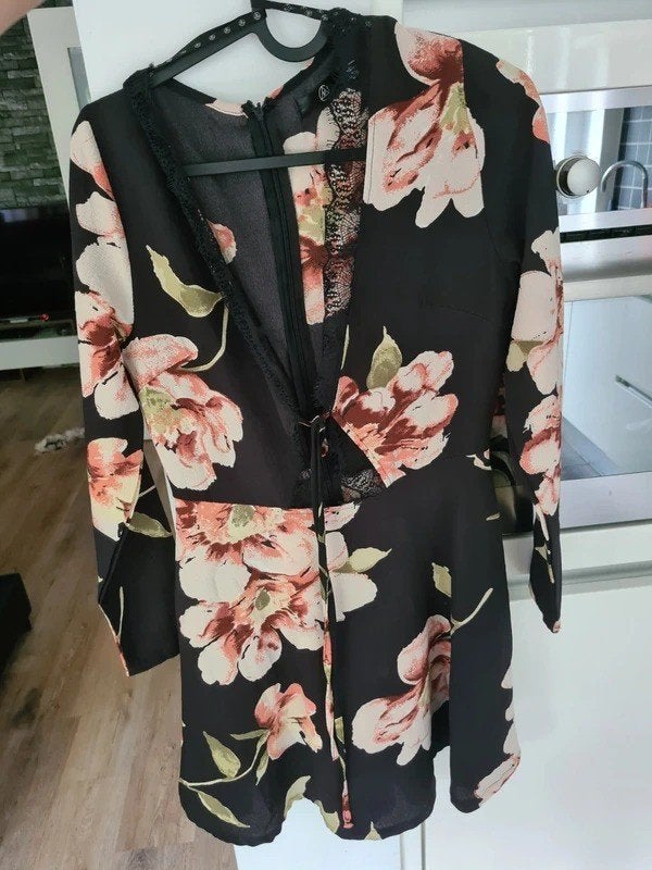 Zwart kleedje met roze bloemen Missguided maat 36, Kleding | Dames, Ophalen of Verzenden, Zo goed als nieuw, Maat 36 (S), Zwart