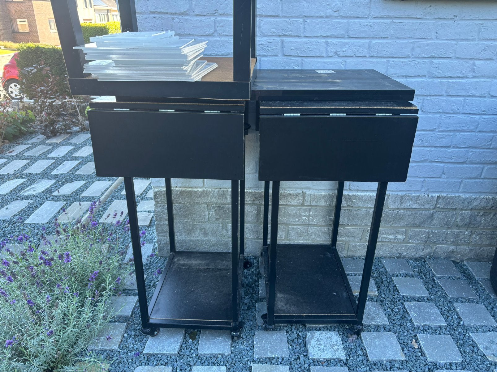 2 tables noires sur roulettes, comme neuves, Enlèvement, Comme neuf