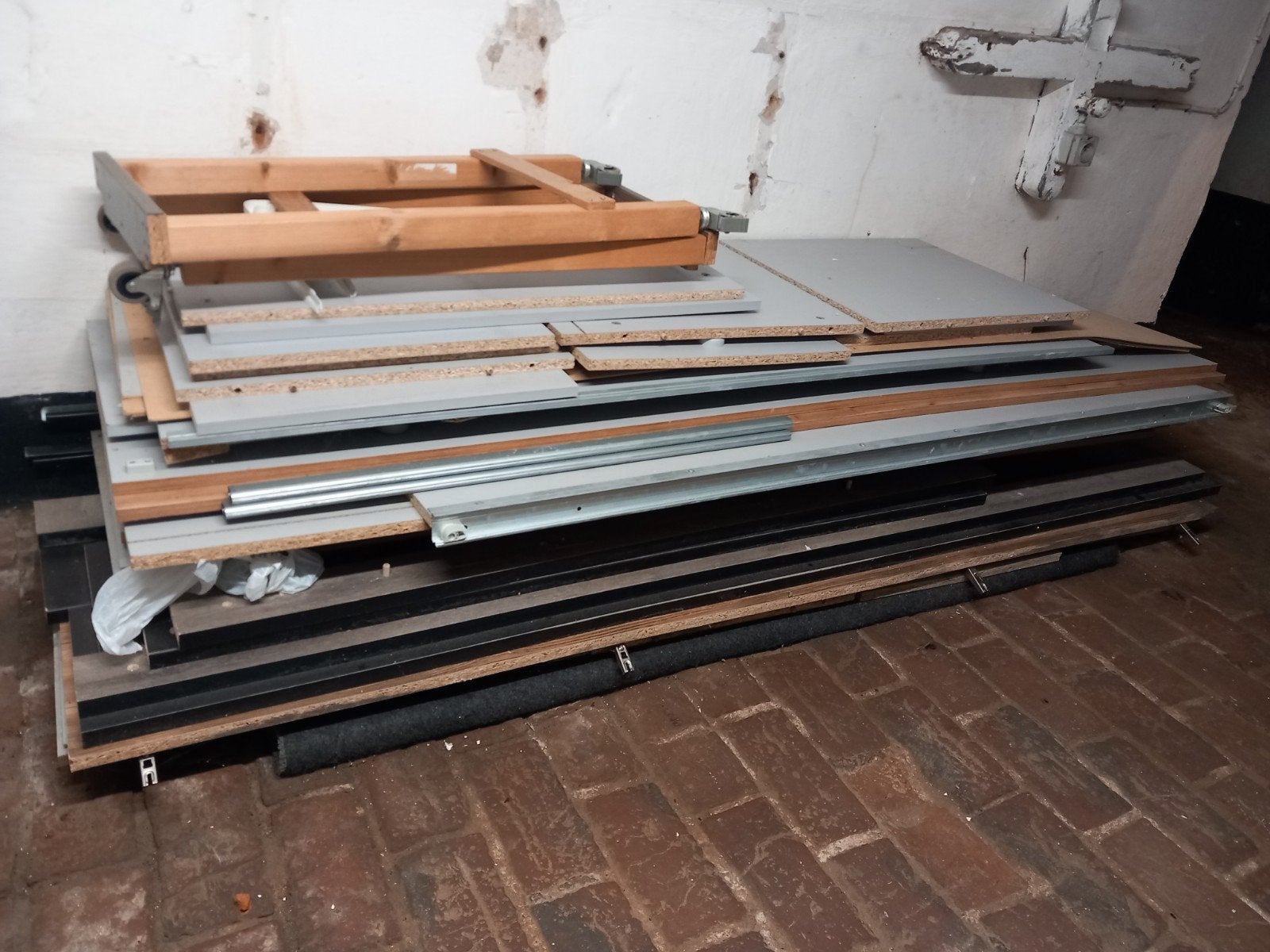 Oude kast dat niemeer geplaatst kan worden., Ophalen, Gebruikt, Minder dan 25 mm, 200 tot 250 cm
