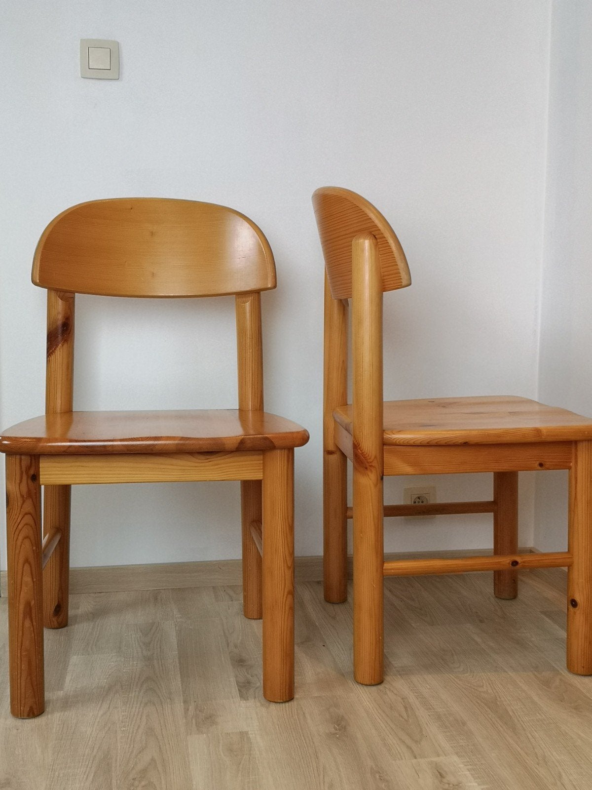 Set van 2 vintage grenen stoelen – Rainer Daumiller stijl –, Huis en Inrichting, Ophalen, Gebruikt, Twee, Hout