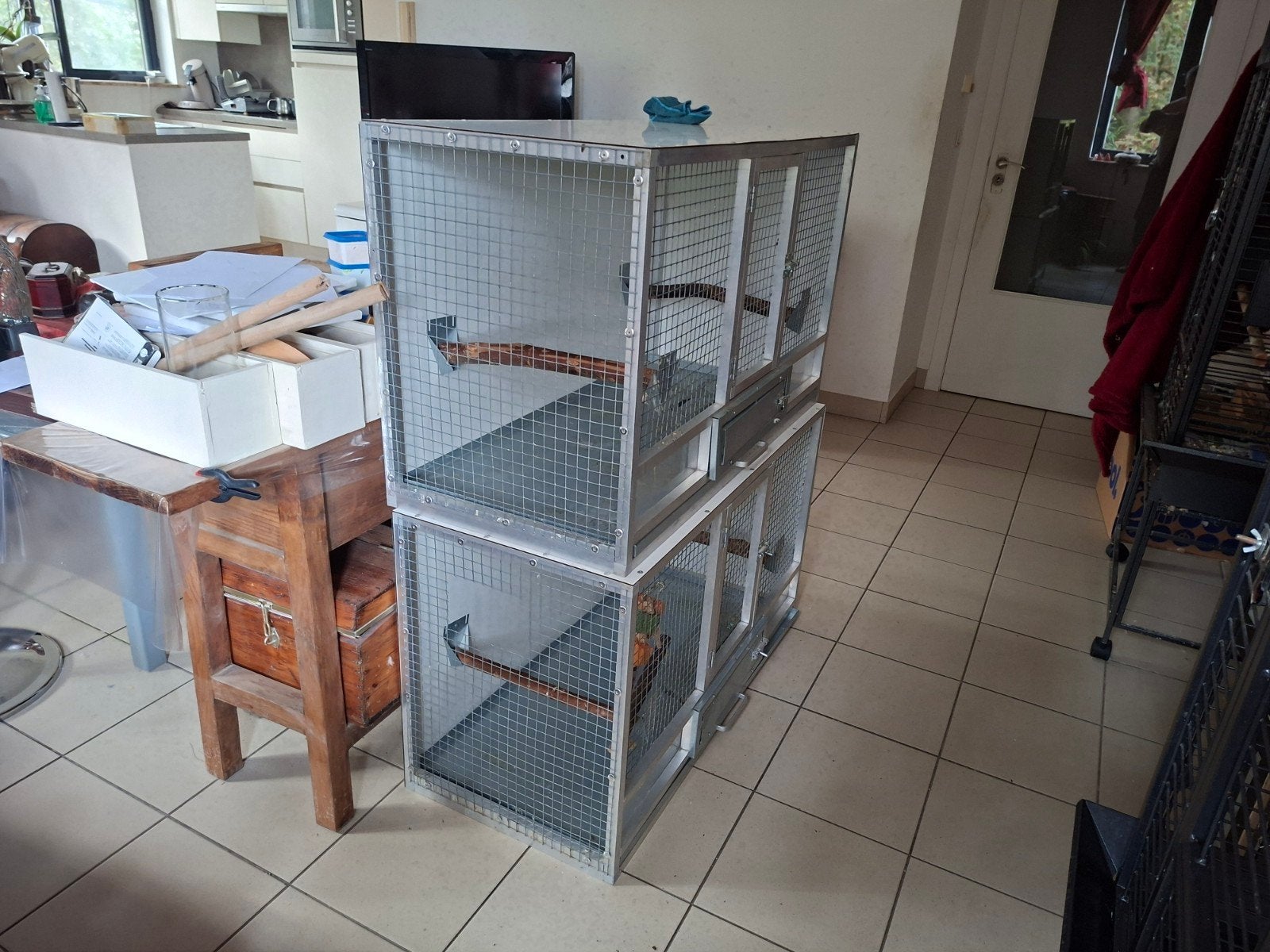 2 kweekkooien voor papegaaien en parkieten – 102  62  46 c, Dieren en Toebehoren, Ophalen, Gebruikt, Aluminium, Broedkooi of Kweekkooi