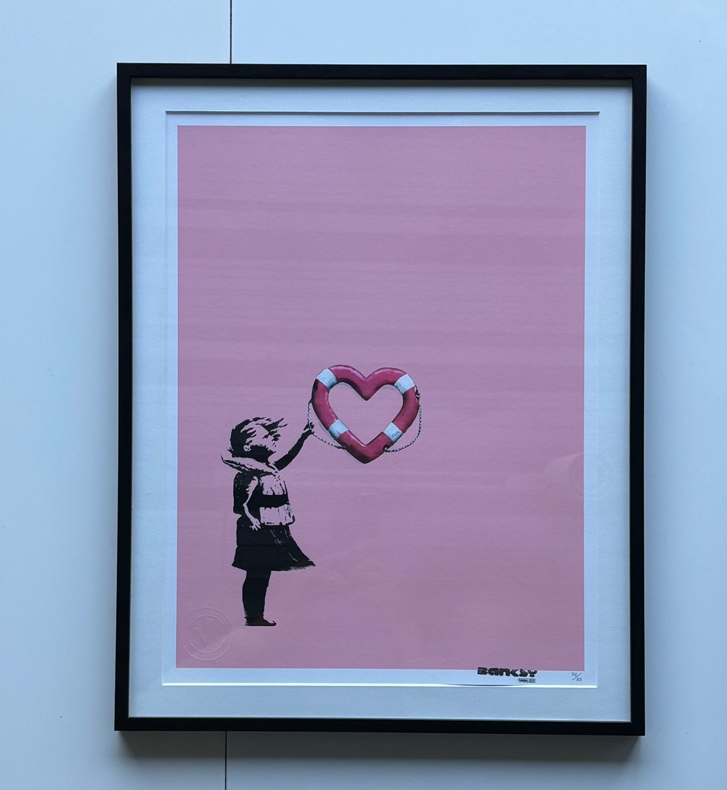 Fille avec char en forme de cœur BANKSY x Post Modern Vandal, Antiquités & Art, Enlèvement ou Envoi, Filigrane, Personnages et figures fantastiques