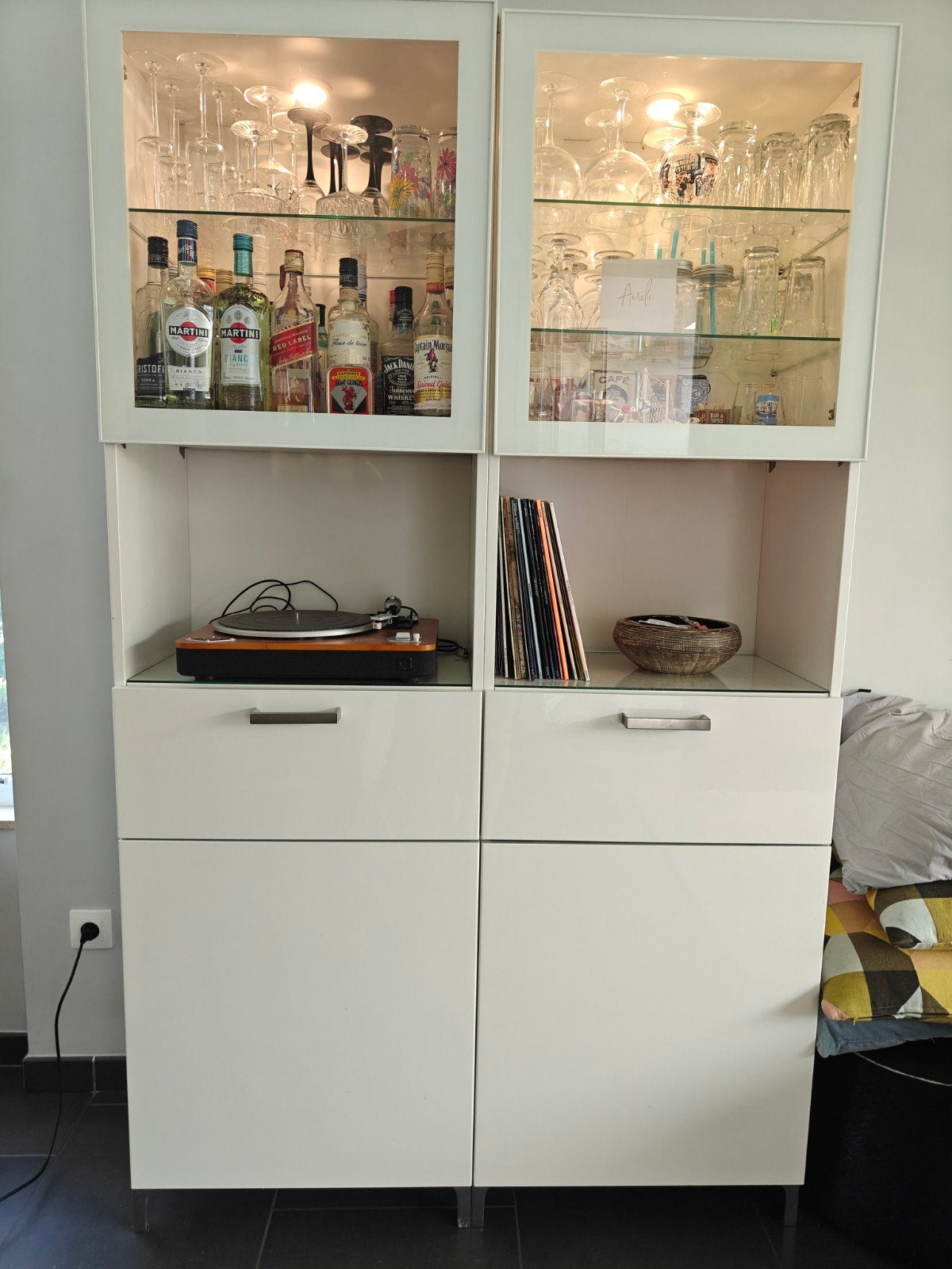 meuble/bar  blanc, 25 à 50 cm, Avec tablette(s), 100 à 150 cm, Enlèvement