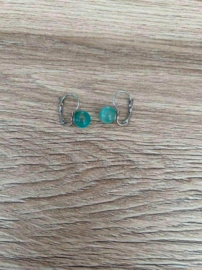 Boucle d’oreille ronde avec boule bleu, Bijoux, Sacs & Beauté, Boucles d'oreilles, Enlèvement, Comme neuf, Bleu, Puces ou Clous